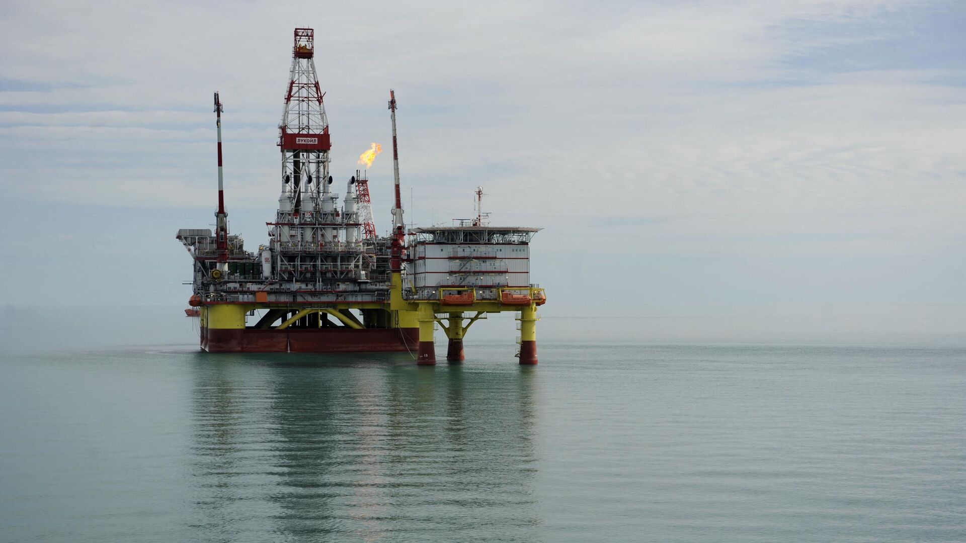 A picture taken on April 10, 2011 shows the Russian LUKOIL ice-resistant fixed platform LSP-1, built at the Astrakhansky Korabel shipyard, intended to drill and operate wells and collect and pre-treat reservoir content at Korchagin's oil field in the Russian sector of the Caspian Sea some 180 km outside Astrakhan. - Sputnik भारत, 1920, 31.08.2023