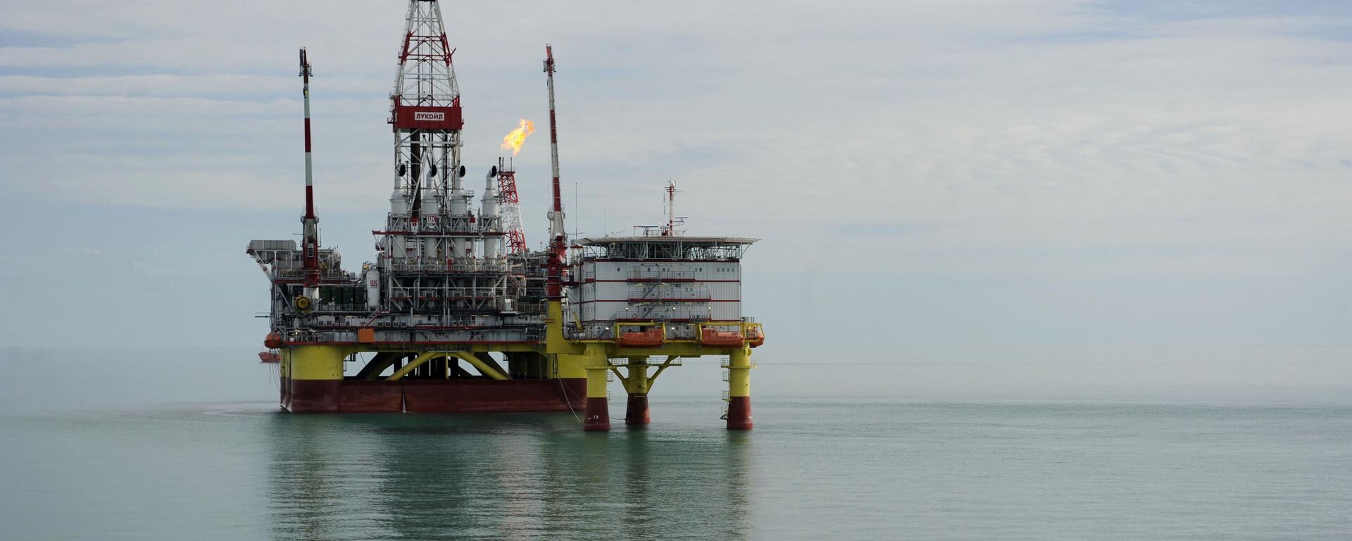 A picture taken on April 10, 2011 shows the Russian LUKOIL ice-resistant fixed platform LSP-1, built at the Astrakhansky Korabel shipyard, intended to drill and operate wells and collect and pre-treat reservoir content at Korchagin's oil field in the Russian sector of the Caspian Sea some 180 km outside Astrakhan. - Sputnik भारत, 1920, 31.08.2023