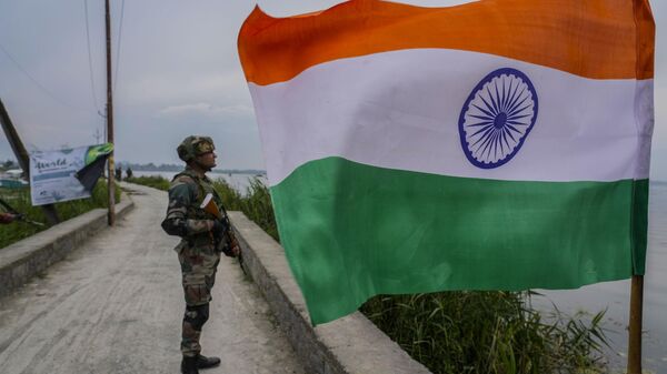 An Indian army soldier guard near an Indian flag as his colleagues remove weed from the polluted waters of the Dal Lake on World Environment Day in Srinagar, Indian controlled Kashmir, Monday, June 5, 2023. - Sputnik India
