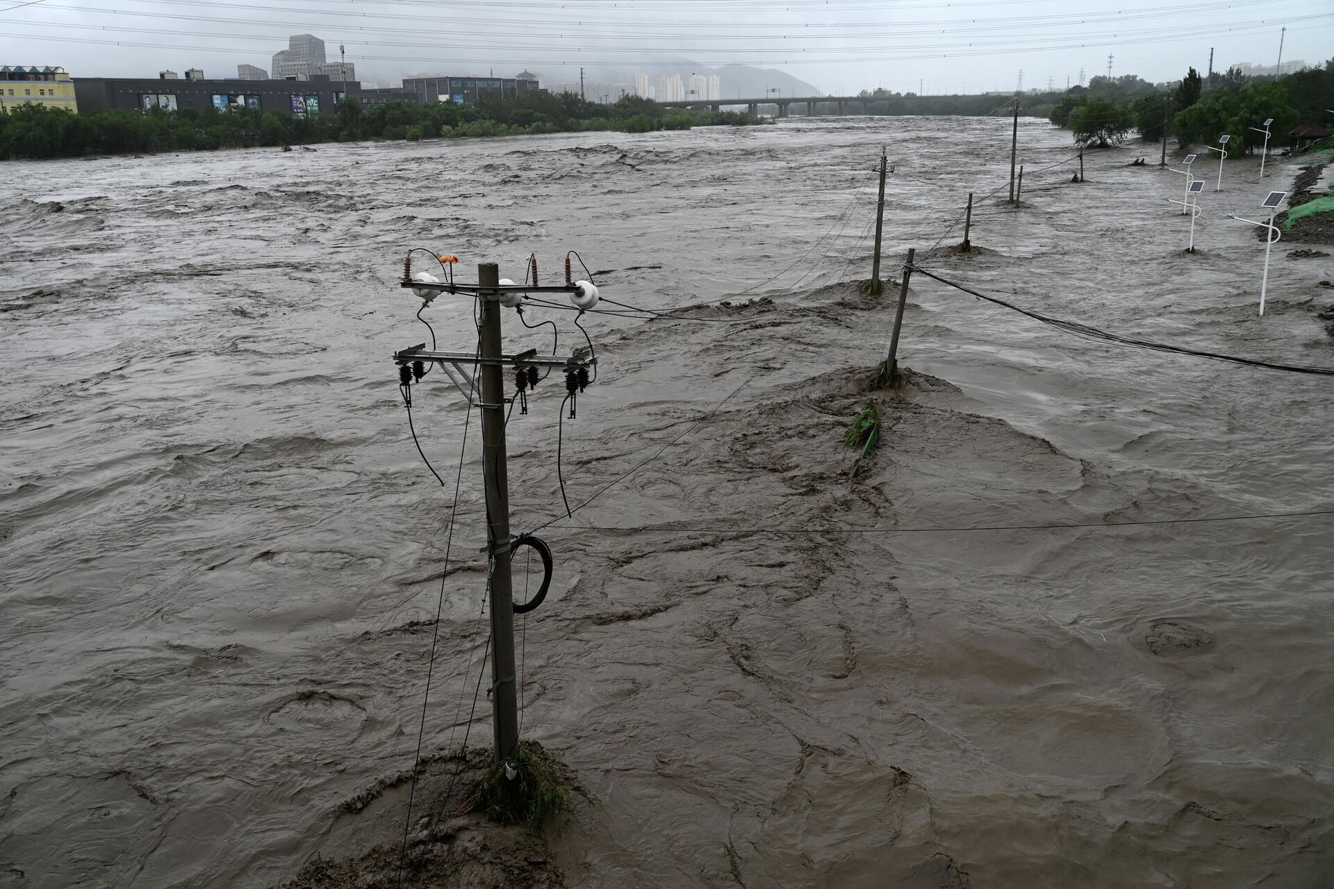 Вышедшая из берегов река Yongding вследствие ливневых дождей в Китае  - Sputnik भारत, 1920, 02.08.2023
