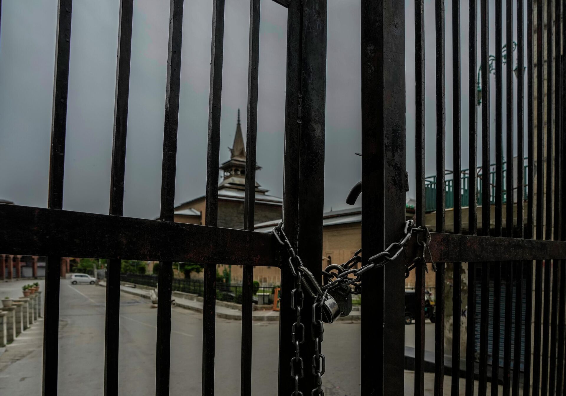 Jamia Masjid, or Grand Mosque, where Eid al-Fitr prayers are not allowed by authorities is seen through a locked gate in Srinagar, Indian controlled Kashmir Tuesday, May 3, 2022. Eid al-Fitr marks the end of the fasting month of Ramadan. - Sputnik India, 1920, 02.08.2023