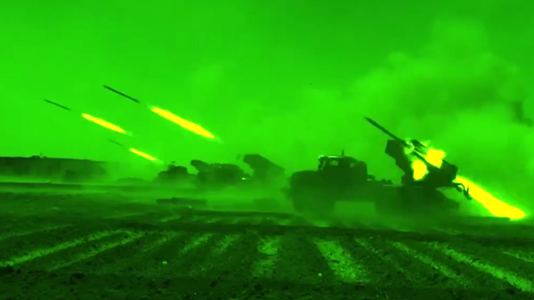 Syrian and Russian troops engage in large-scale night-time drills in Hama, Syria. August 2023. - Sputnik भारत