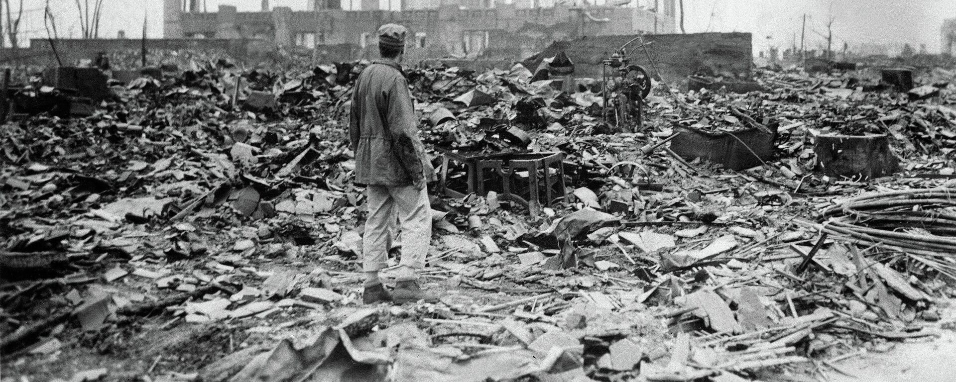 An allied correspondent stands in the rubble in front of the shell of a building that once was a movie theater in Hiroshima, Japan, a month after the first atomic bomb ever used in warfare was dropped by the U.S. on Aug. 6, 1945 - Sputnik भारत, 1920, 06.08.2023
