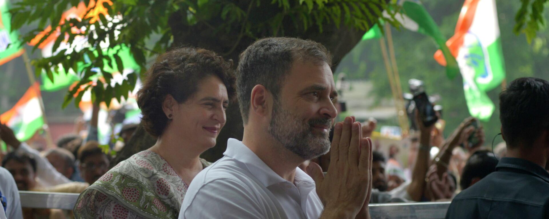 India's opposition Congress party leader Rahul Gandhi and his sister and party leader Priyanka Vadra, left, greets media personnel as they arrive at party headquarters in New Delhi, India, August 04, 2023.  - Sputnik India, 1920, 07.08.2023