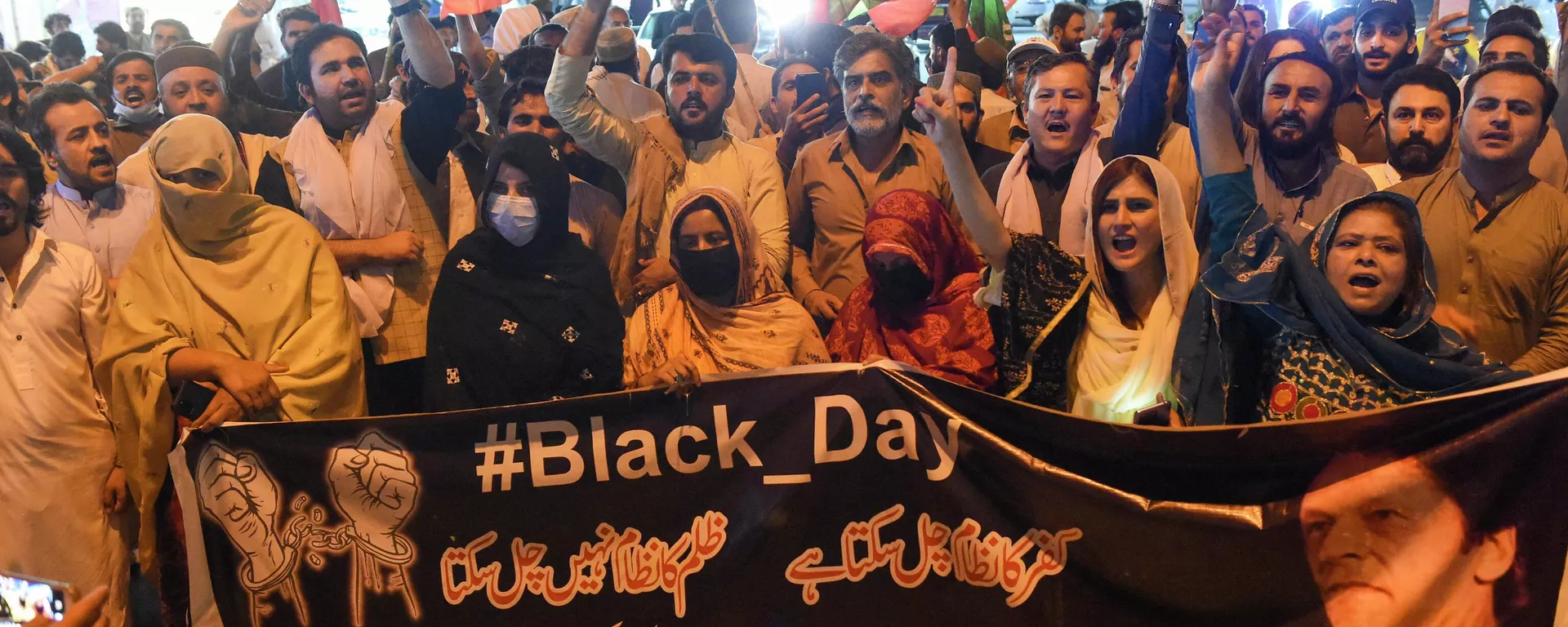 Supporters of Pakistan's former Prime Minister Imran Khan, shout anti-government slogans during a protest in Quetta on August 5, 2023. Former Pakistan prime minister Imran Khan was sent to jail for three years August 5, after a court in the capital found him guilty of graft, a move likely to bar him from standing in elections due later this year.  - Sputnik भारत, 1920, 07.08.2023
