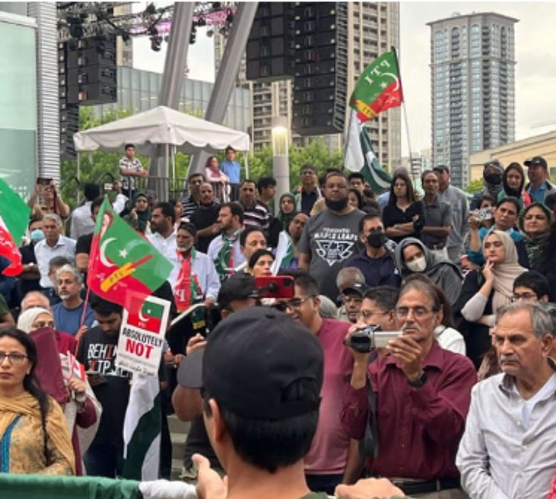 Pakistani Canadians showed up in large numbers in Toronto for a peaceful protest against Imran Khan's arrest - Sputnik भारत, 1920, 08.12.2023