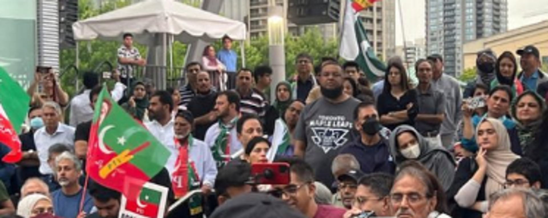 Pakistani Canadians showed up in large numbers in Toronto for a peaceful protest against Imran Khan's arrest - Sputnik भारत, 1920, 02.12.2023