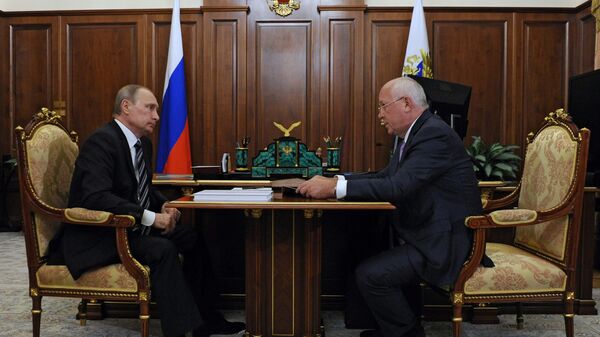 From left: Russian President Vladimir Putin meets with Rostec Corporation CEO Sergei Chemezov in the Moscow Kremlin - Sputnik भारत