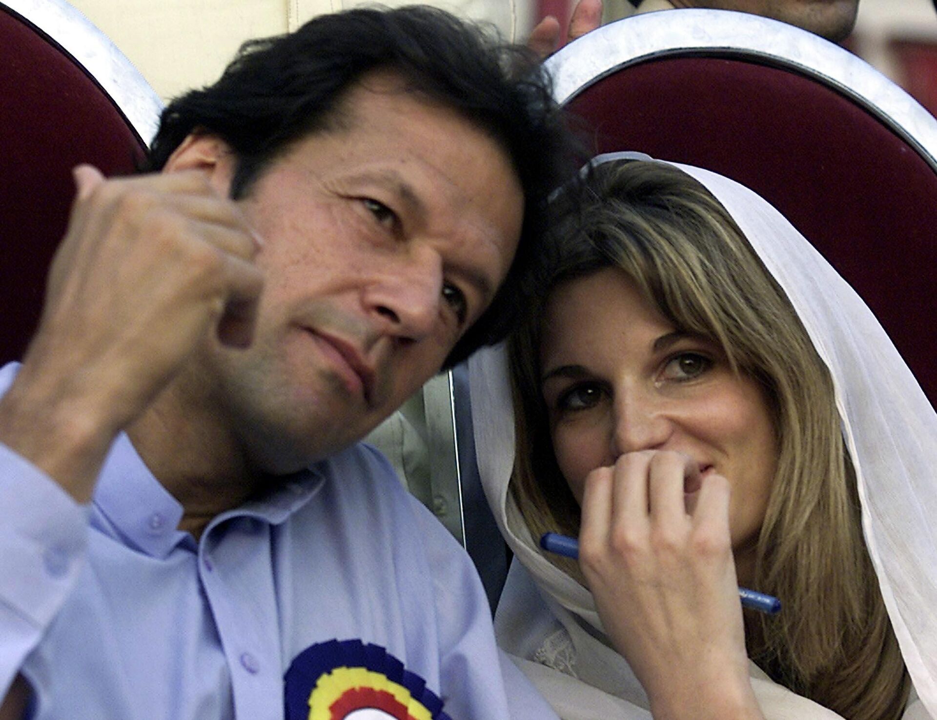 This September 16, 2002 file picture shows Imran Khan, left, Pakistani cricket star-turn politician with his wife Jemima Khan, at an election rally in Islamabad, Pakistan. - Sputnik India, 1920, 08.08.2023
