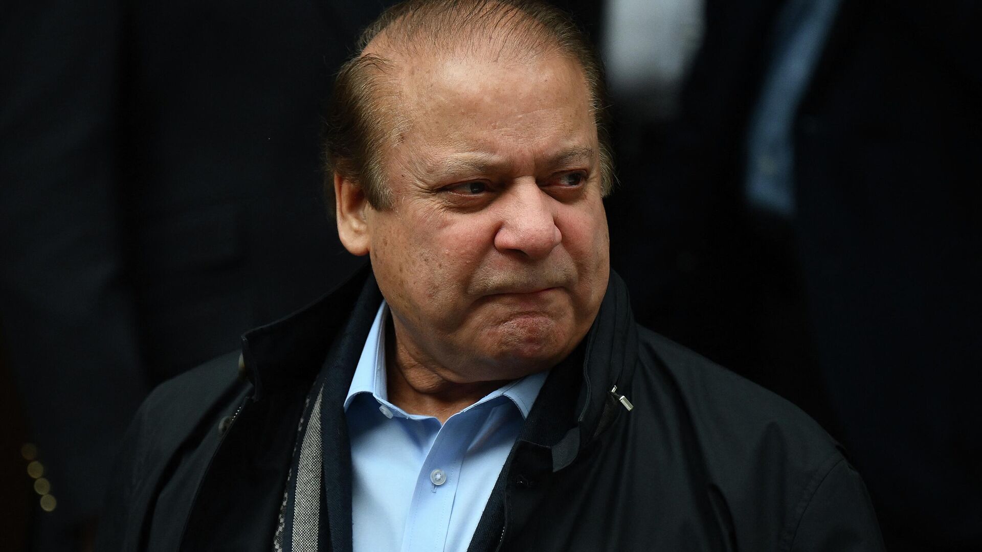 Pakistan's former Prime Minister Nawaz Sharif, brother of Pakistan's current Prime Minister Shehbaz Sharif,  leaves from a property in west London on May 11, 2022. - Sputnik भारत, 1920, 20.12.2023