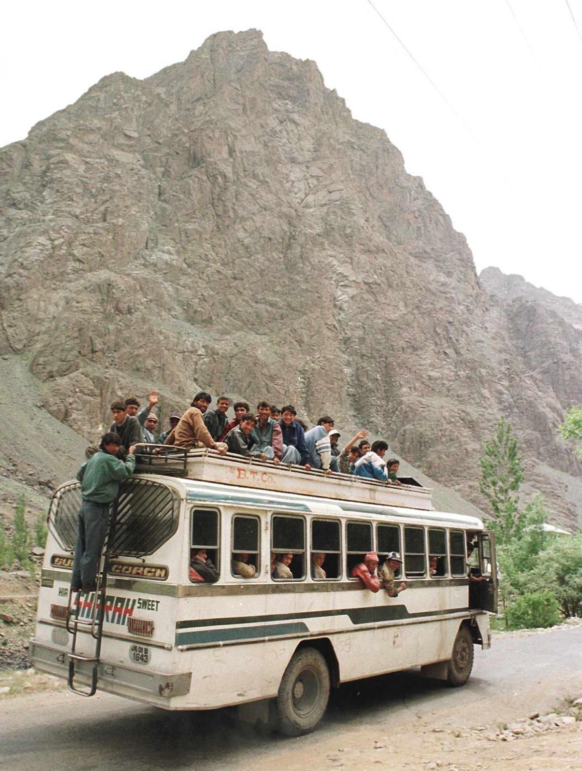 People from Drass and Kargil towns crowd a bus heaading for the relative safety of Minji in Kargil district 31 May 1999. - Sputnik भारत, 1920, 07.08.2023