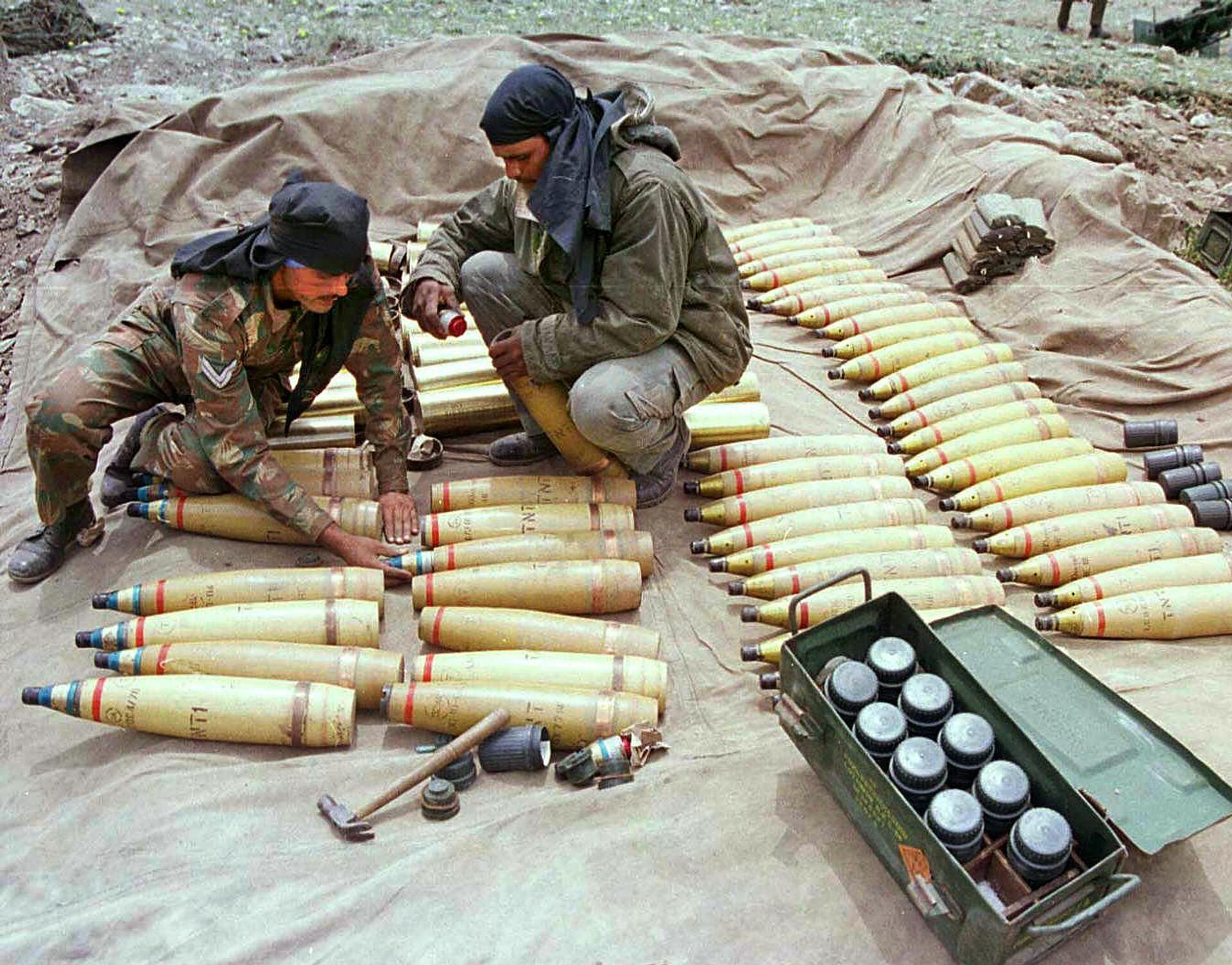 Indian gunners arm artillery rounds for their Bofors gun 01 June 1999. Pakistan and India maintained heavy artillery fire across the border in Kashmir, as India kept up air strikes against Moslem insurgents from across the Pakistan border.  - Sputnik भारत, 1920, 07.08.2023