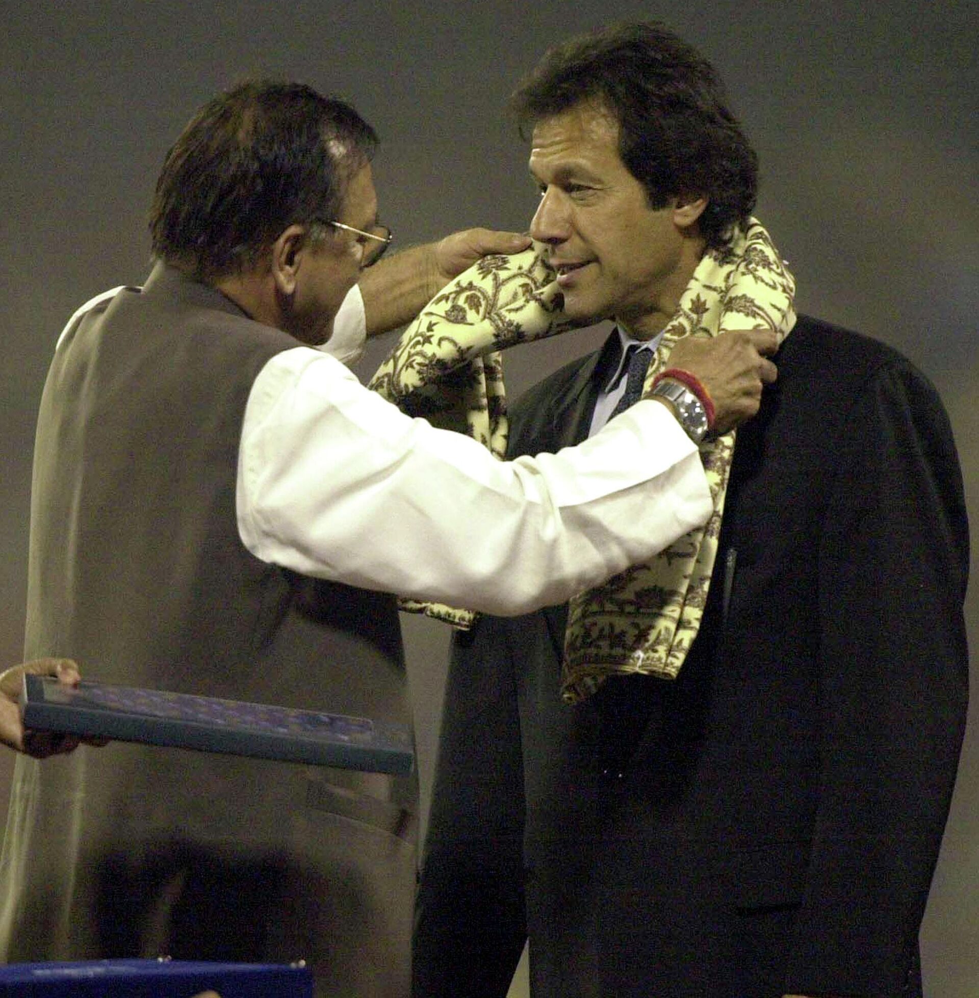 Indian Minister of Sports Sunil Dutt, left, presents Pakistan's former cricket captain Imran Khan with a shawl during felicitation of eminent cricket captains in Calcutta, India, Friday, Nov. 13, 2004. - Sputnik India, 1920, 08.08.2023