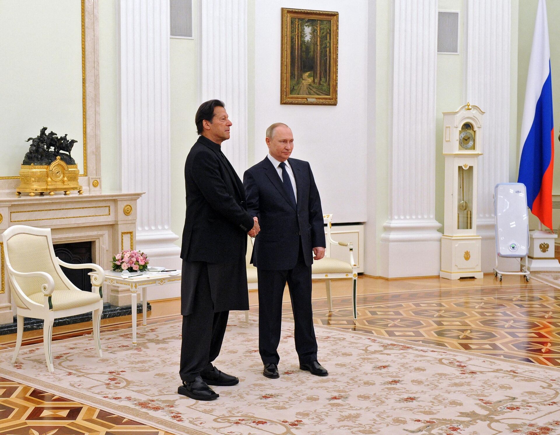 Russian President Vladimir Putin meets with Pakistan's Prime Minister Imran Khan at the Kremlin in Moscow on February 24, 2022. - Sputnik India, 1920, 10.08.2023