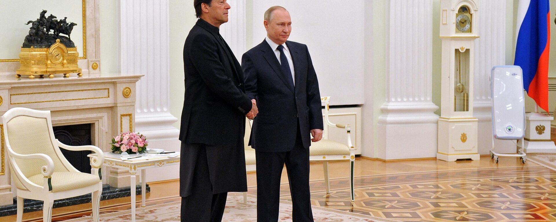 Russian President Vladimir Putin meets with Pakistan's Prime Minister Imran Khan at the Kremlin in Moscow on February 24, 2022. - Sputnik India, 1920, 10.08.2023