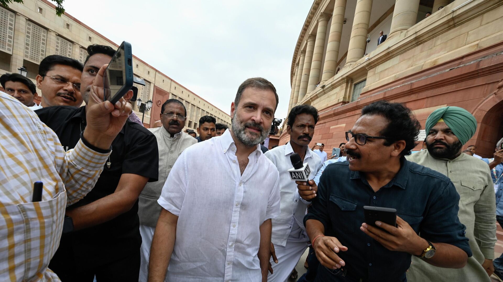 India's top opposition leader Rahul Gandhi, center, arrives at the Parliament in New Delhi, India, Monday, Aug.7, 2023. - Sputnik India, 1920, 18.09.2023