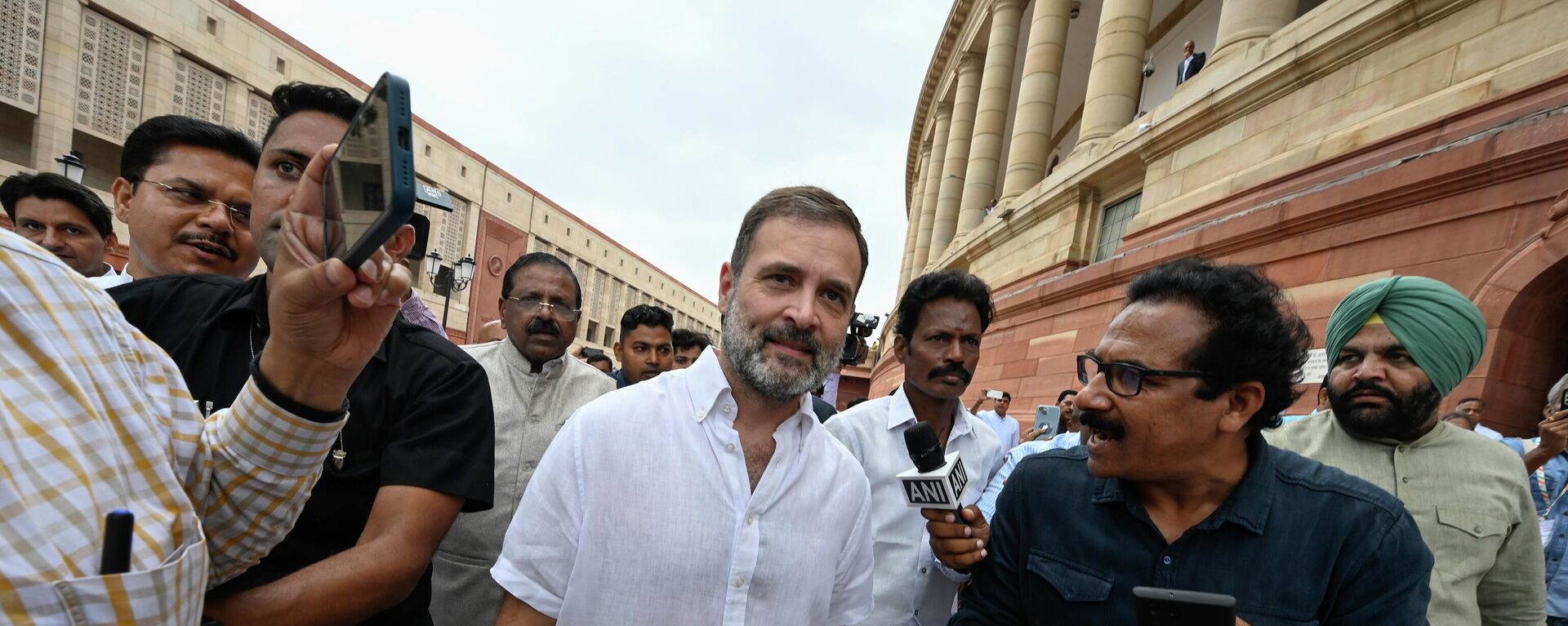 India's top opposition leader Rahul Gandhi, center, arrives at the Parliament in New Delhi, India, Monday, Aug.7, 2023. - Sputnik India, 1920, 08.08.2023
