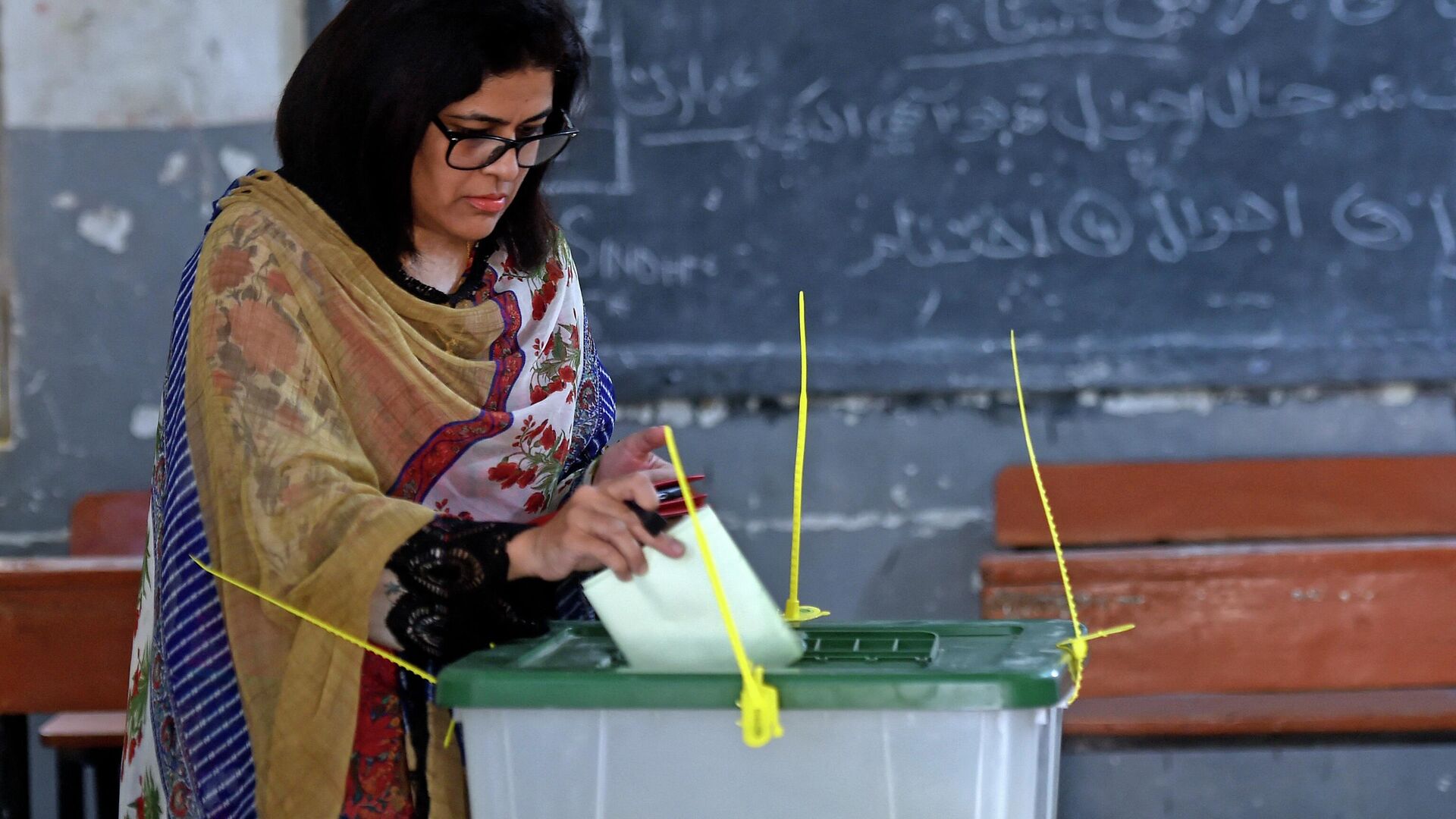 A female voter casts her ballot at a polling station during the by-election for national assembly seats, in Karachi on October 16, 2022. - Sputnik भारत, 1920, 08.08.2023