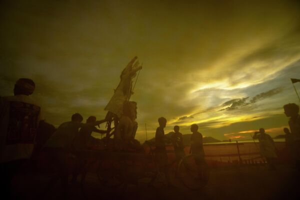 An idol of Hindu goddess Durga is taken for immersion in the river Brahmaputra on the last day of Durga Puja festival in Guwahati, India, Wednesday, Oct. 5, 2022. - Sputnik India