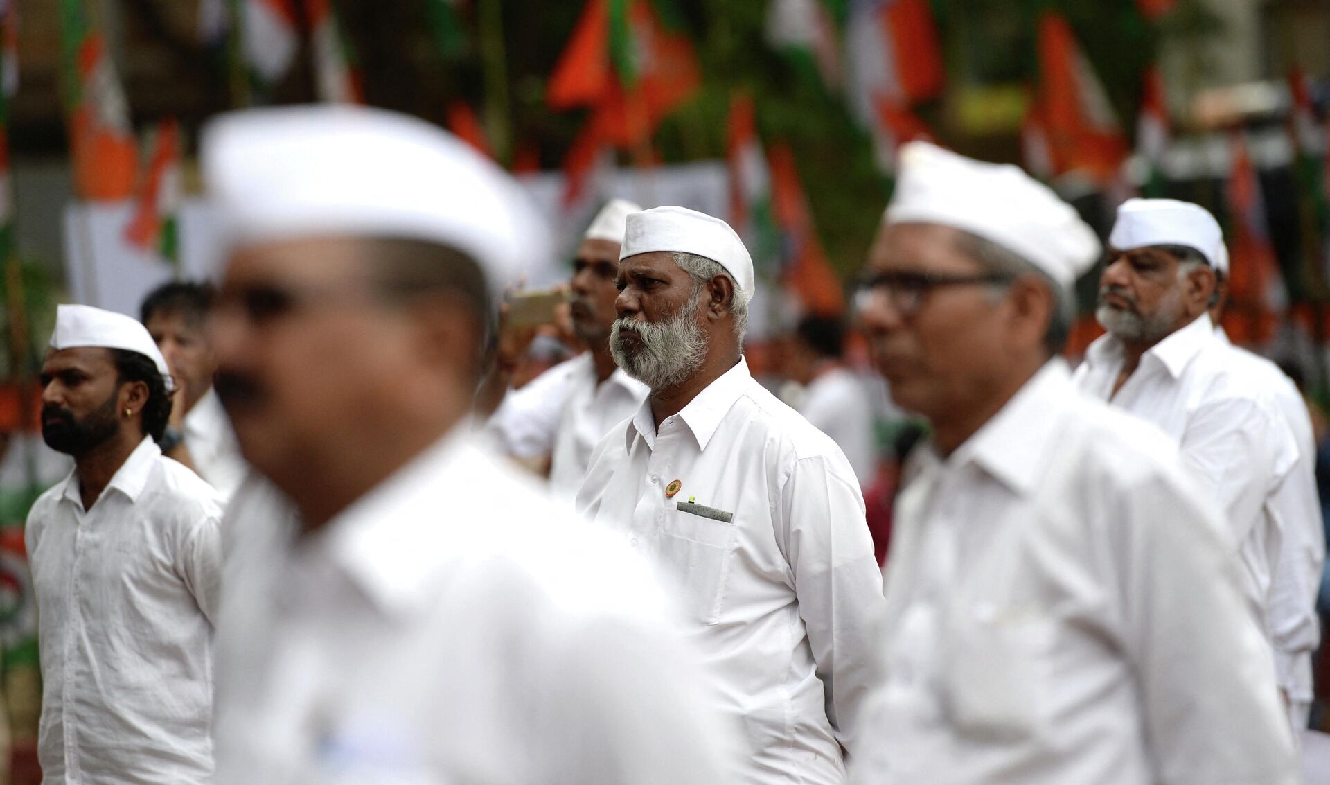 Indians activists sing the national anthem during an event to mark the 75th anniversary of 'Quit India'- the historic 1942-freedom movement against British rule in India at The August Kranti Maidan (August Revolution Ground) in Mumbai on August 9, 2016. India's father of the nation Mahatma Gandhi and other leaders held a gathering at this ground on August 8 and 9 in 1942, and gave a clarion call to the Indian people to fight for freedom from the British.  A nationwide mass agitation was started asking the British to Quit India.  - Sputnik भारत, 1920, 09.08.2023
