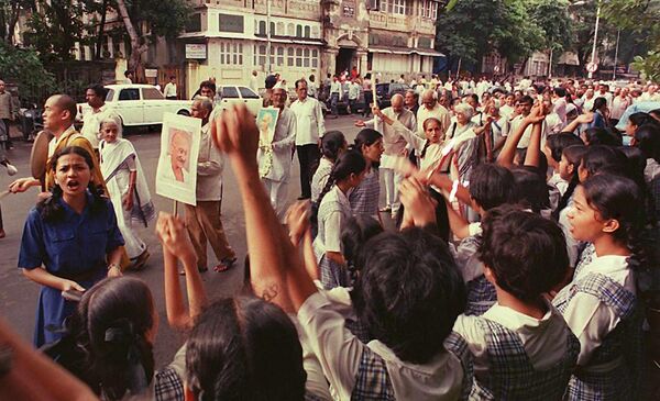 School children shout slogans 'Long live Gandhi'and 'Unite India as Freedom fighters marched a two kilometer route holding portraits of Mahatma Gandhi to August Kranti Maidan (August Revolution Ground) on 09 August to commemorate the 'QUIT INDIA' movement which began on this day in the year1942, as India celebrates 50 years of independence. - Sputnik India