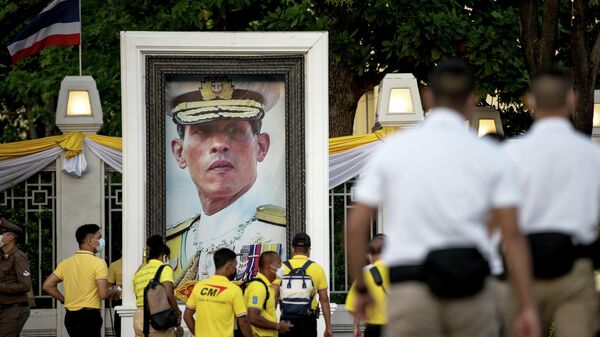 A portrait of Thailand's King Maha Vajiralongkorn is pictured as royal supporters leave after watching the Royal motorcade pass the Grand Palace during celebrations to mark the King's 70th birthday in Bangkok on July 28, 2022.  - Sputnik भारत