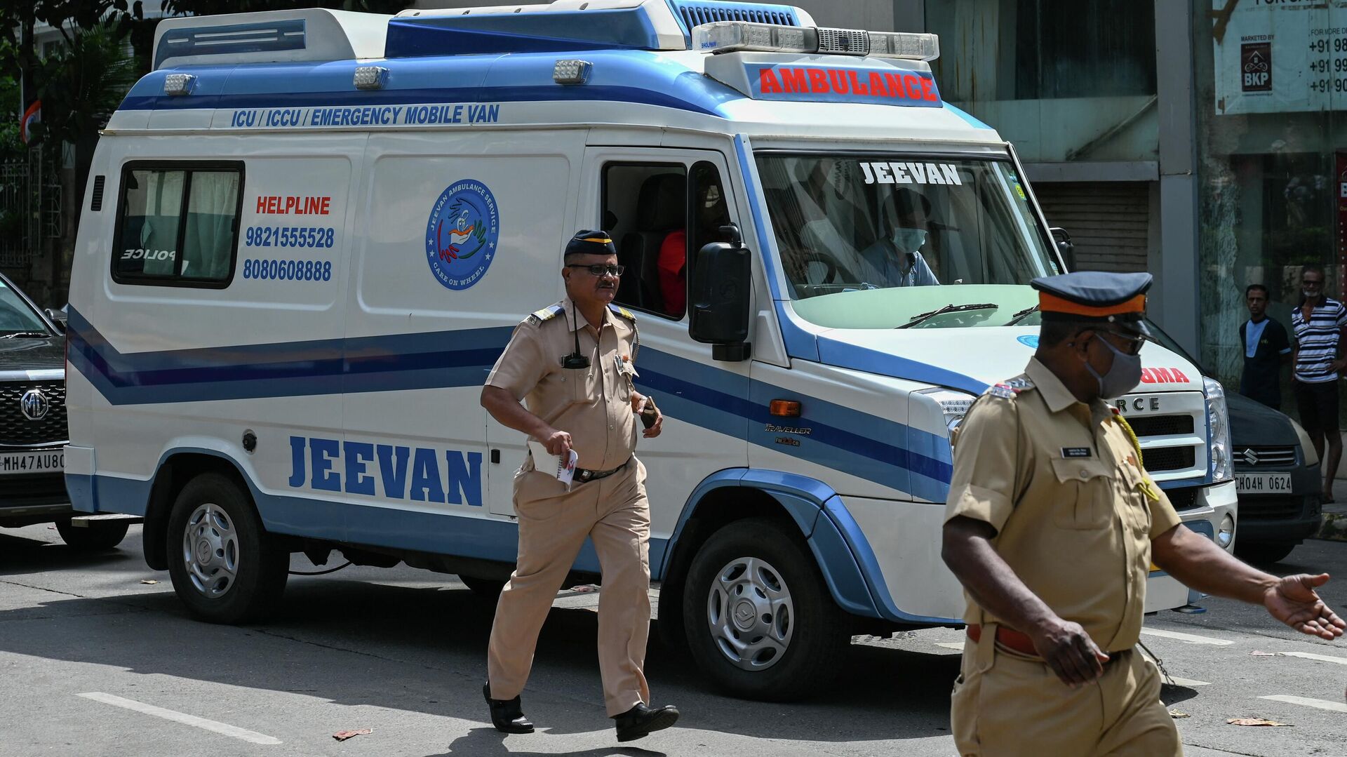 An ambulance leaves the Breach Candy hospital carrying the dead body of Indian stock market billionaire Rakesh Jhunjhunwala in Mumbai on August 14, 2022. Jhunjhunwala -- dubbed by local media India's Warren Buffet -- has died, his office said Sunday, just a week after he launched the country's newest airline. - Sputnik भारत, 1920, 08.08.2023