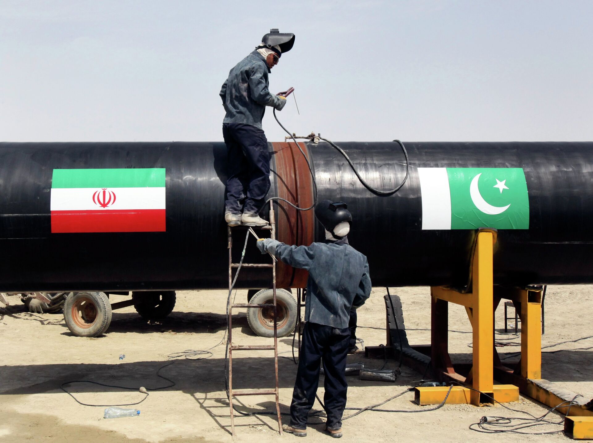 FILE - In this March 11, 2013 file photo, Iranian workers weld two gas pipes together at the start of construction on a pipeline to transfer natural gas from Iran to Pakistan, in Chabahar, southeastern Iran, near the Pakistani border - Sputnik India, 1920, 23.01.2024