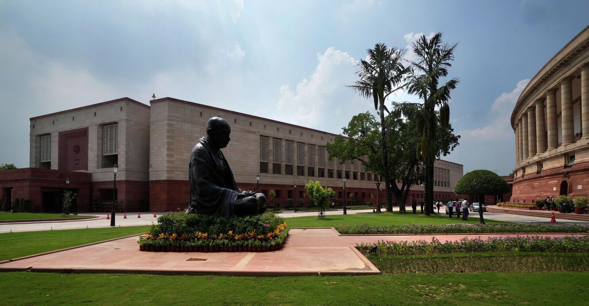 A statue of Mahatma Gandhi sits between the old and new Parliament House on the opening day of the monsoon session of the Indian parliament, in New Delhi, India - Sputnik India, 1920, 09.08.2023