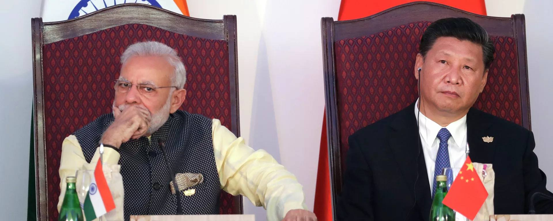  Indian Prime Minister Narendra Modi, left, and Chinese President Xi Jinping listen to a speech during the BRICS Leaders Meeting with the BRICS Business Council in Goa, India - Sputnik भारत, 1920, 16.08.2023