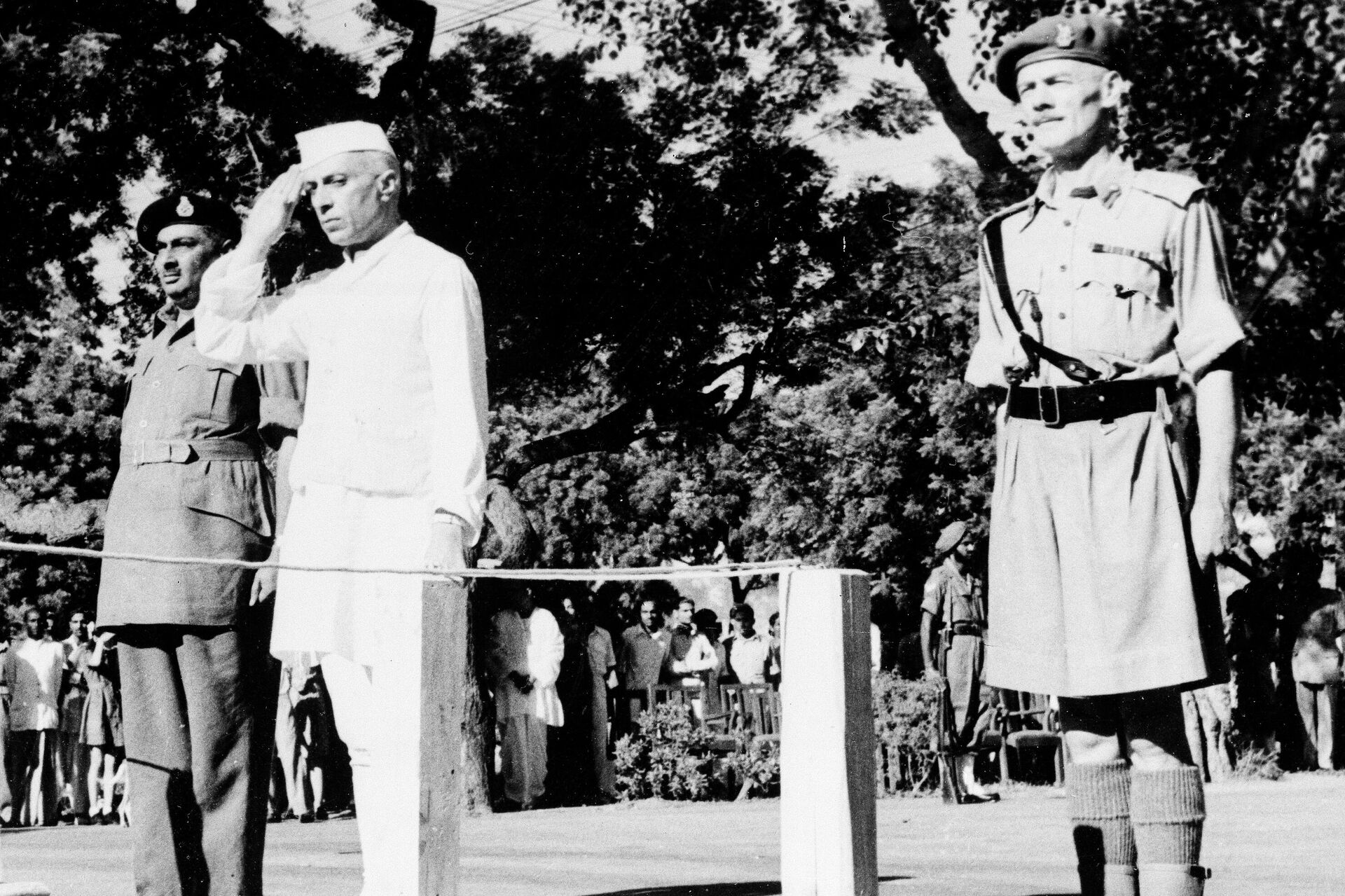 Jawaharlal Nehru salutes the flag as he becomes independent India's first prime minister on Aug. 15, 1947, during the Independence Day ceremony at Red Fort, New Delhi, India. - Sputnik India, 1920, 09.08.2023