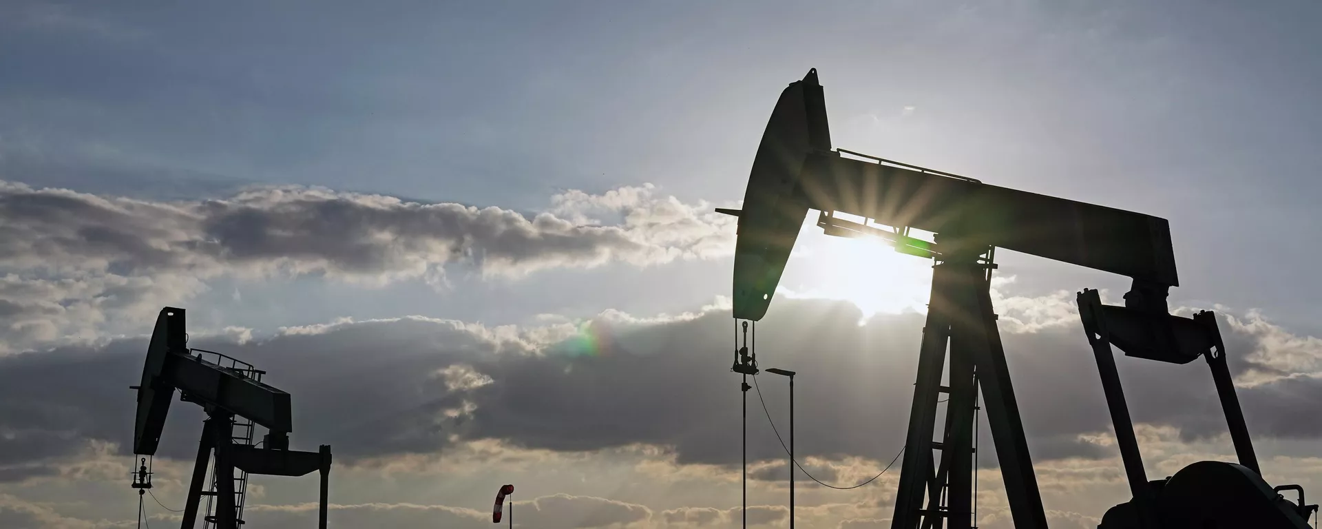  A pumpjack of Wintershall DEA extracts crude oil at an old oil field in Emlichheim, Germany, March 18, 2022. - Sputnik India, 1920, 17.10.2023
