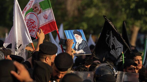 Anti-U.S. protesters holding a portrait of Iran's Supreme Leader Ayatollah Ali Khamenei during a protest in Baghdad, Iraq, Friday, July 14, 2023.  - Sputnik India