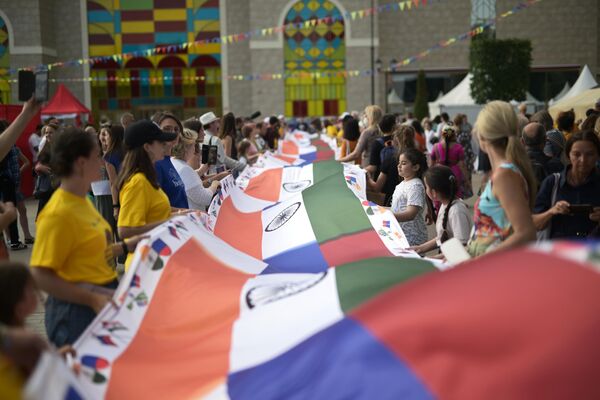 मास्को के लैंडस्केप पार्क ‘ड्रीम आइलैंड’ में भारत दिवस ​​2023 के उद्घाटन समारोह में भारत का ध्वज। - Sputnik भारत