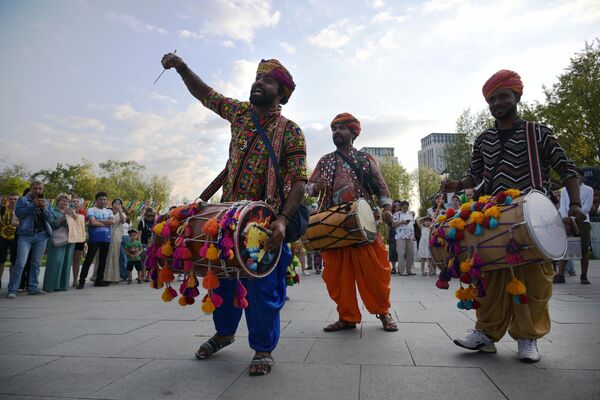 मास्को के ‘ड्रीम आइलैंड्स’ पार्क में भारत दिवस 2023 के उद्घाटन समारोह में संगीतकारों ने प्रस्तुति दी। - Sputnik भारत