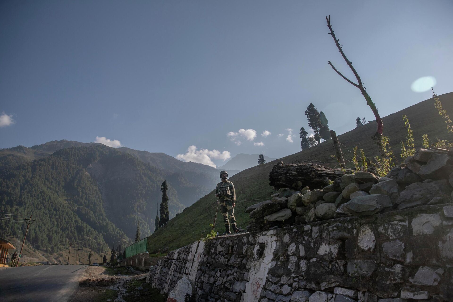 An Indian paramilitary soldier stands guard on the road loading towards Zojila tunnel before the arrival of Indian transport minister in Sonamarg, northeast of Srinagar, Indian controlled Kashmir, Tuesday, Sept. 28, 2021. - Sputnik India, 1920, 01.04.2024
