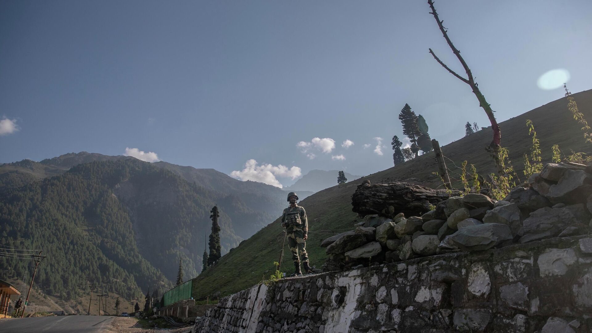 An Indian paramilitary soldier stands guard on the road loading towards Zojila tunnel before the arrival of Indian transport minister in Sonamarg, northeast of Srinagar, Indian controlled Kashmir, Tuesday, Sept. 28, 2021. - Sputnik भारत, 1920, 05.09.2023