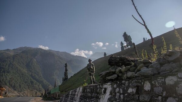 An Indian paramilitary soldier stands guard on the road loading towards Zojila tunnel before the arrival of Indian transport minister in Sonamarg, northeast of Srinagar, Indian controlled Kashmir, Tuesday, Sept. 28, 2021. - Sputnik भारत