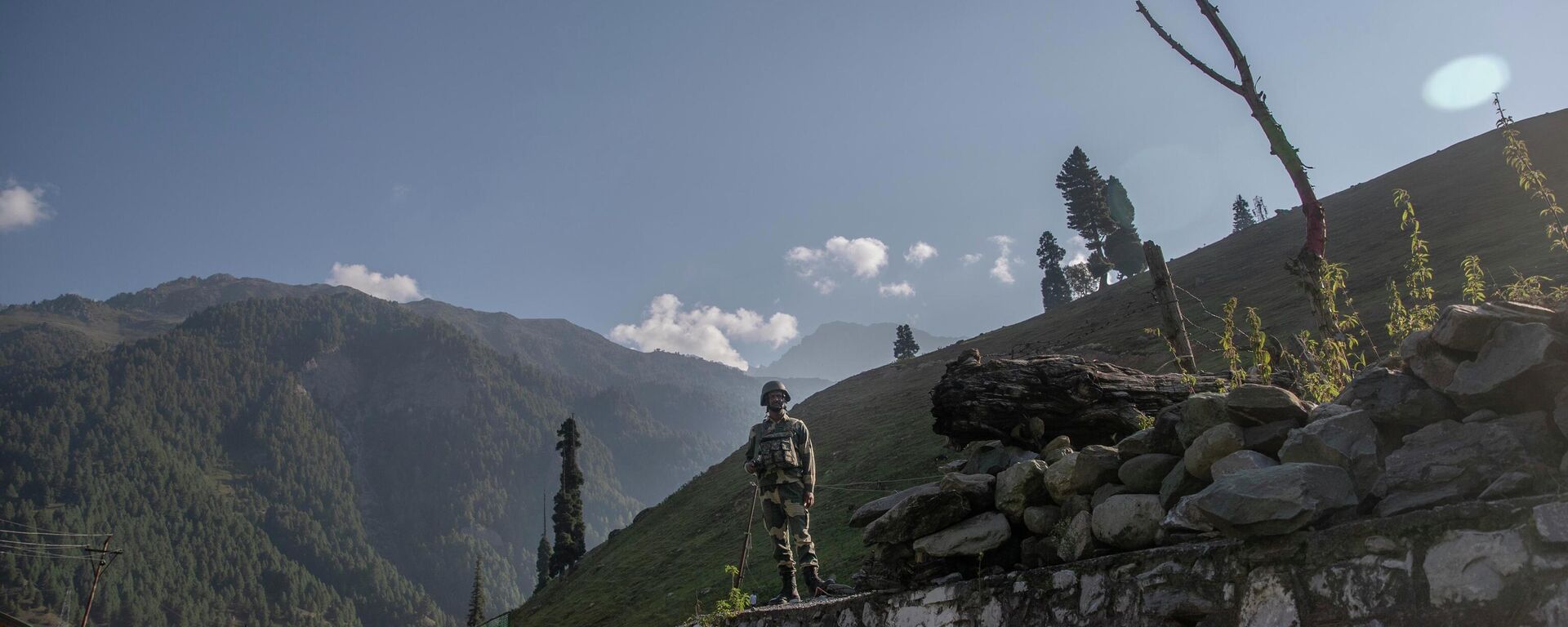 An Indian paramilitary soldier stands guard on the road loading towards Zojila tunnel before the arrival of Indian transport minister in Sonamarg, northeast of Srinagar, Indian controlled Kashmir, Tuesday, Sept. 28, 2021. - Sputnik भारत, 1920, 05.09.2023