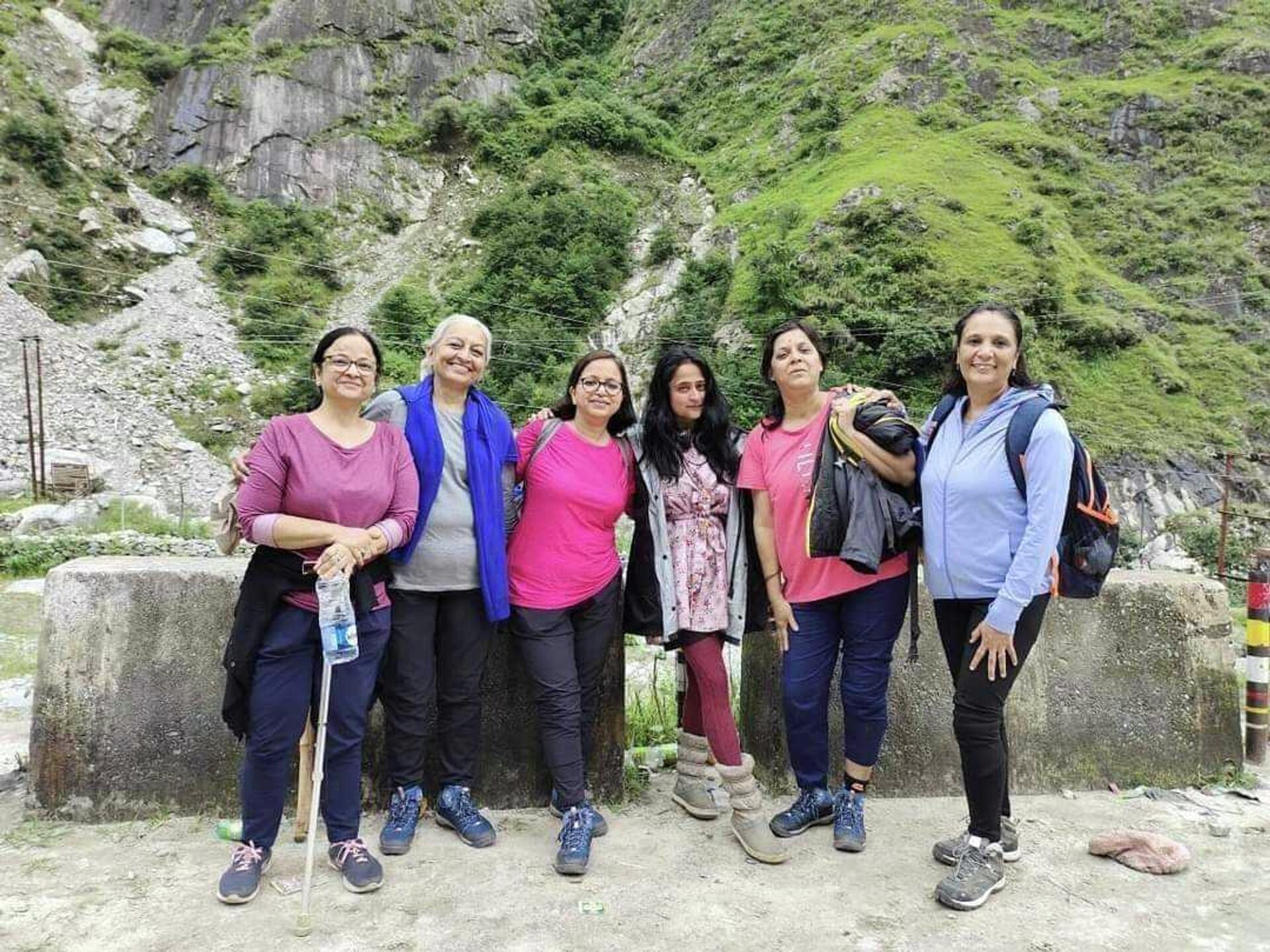 An all-women group at Valley of Flower national park in Uttarakhand state - Sputnik भारत, 1920, 13.08.2023