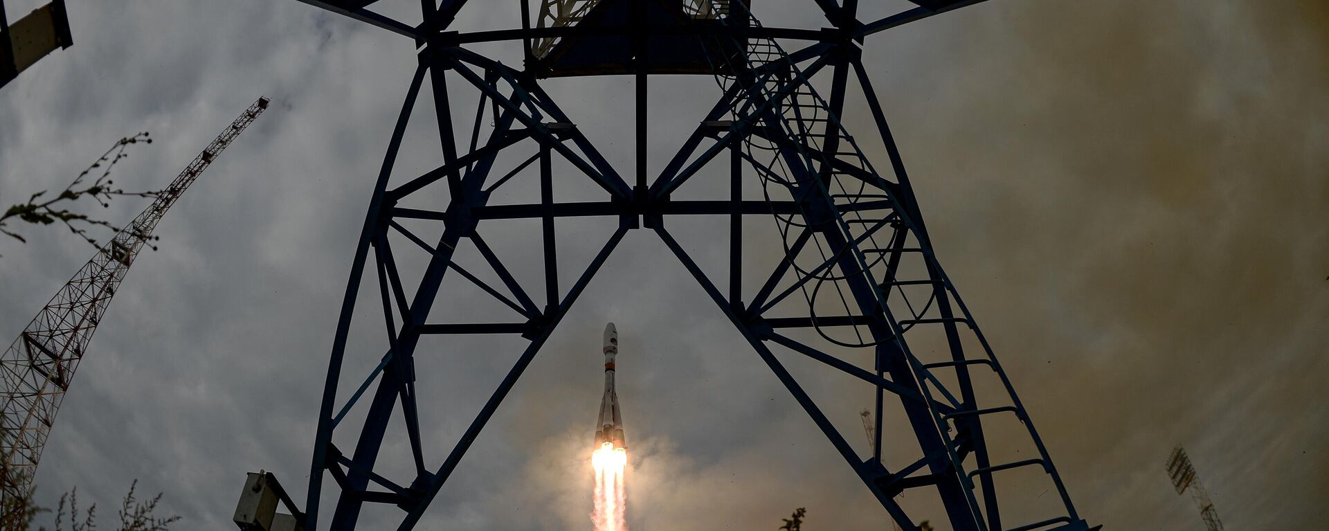 Launch of the Soyuz-2.1b launch vehicle with the Fregat upper stage and the Luna-25 automatic station from the Vostochny cosmodrome. - Sputnik भारत, 1920, 11.08.2023