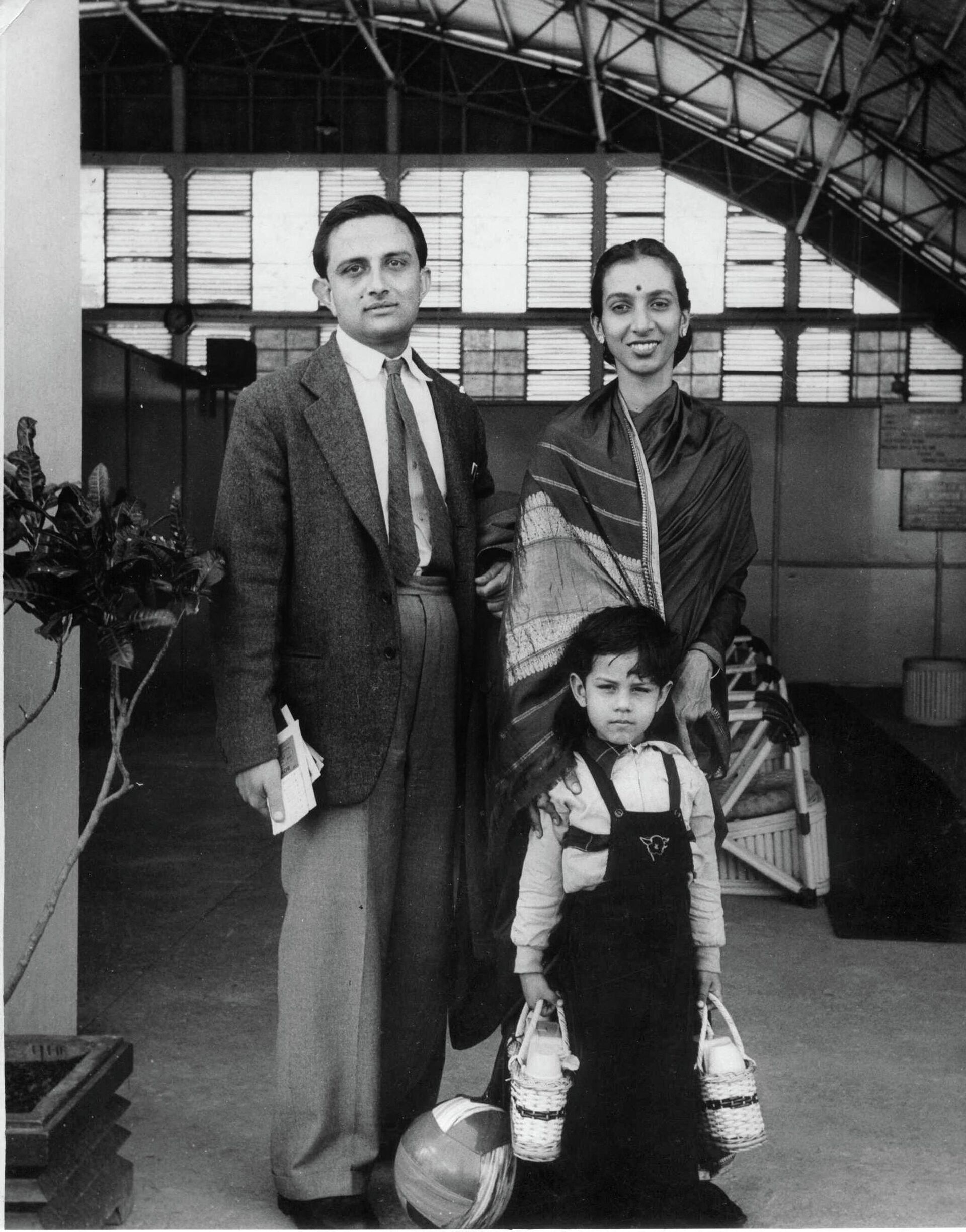 Undated picture of Dancer Mrinalini Sarabhai, her husband Vikram Sarabhai and their son Kartikeya Sarabhai.  Leela Behn Sarabhai is one of Indian women Pioneers in India's Renaissance. - Sputnik India, 1920, 11.08.2023