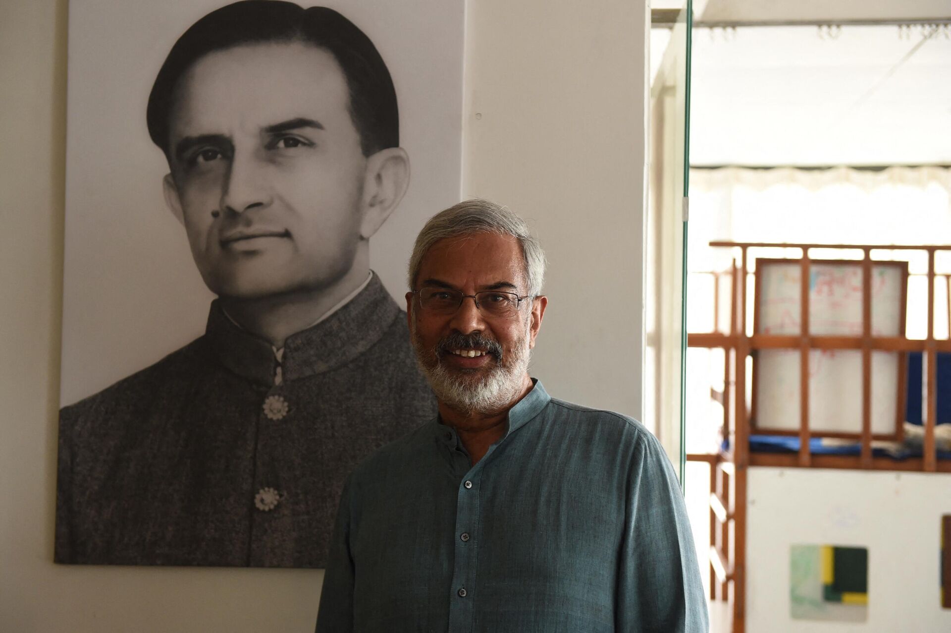 Kartikeya Sarabhai, chairman, standing committee at Vikram A. Sarabhai Community Science Centre and son of  Vikram A. Sarabhai, an Indian scientist and innovator widely regarded as the father of India's space programme, poses in front of the photograph of Dr Vikram Sarabhai, in Ahmedabad on July 22, 2019. - Sputnik India, 1920, 11.08.2023