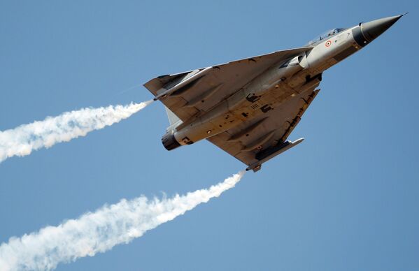 भारतीय वायु सेना का एक हल्का लड़ाकू विमान तेजस 6 फरवरी 2013 को येलहंका एयर बेस पर &#x27;एयरो इंडिया 2013&#x27; के उद्घाटन पर प्रदर्शन करता है। - Sputnik भारत