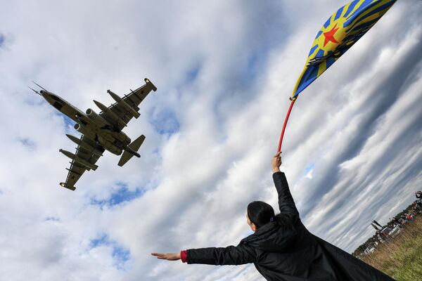 कुबिंका में विजय दिवस के सम्मान में एक विमानन उत्सव में एक Su-25 लड़ाकू विमान का  प्रदर्शन । - Sputnik भारत