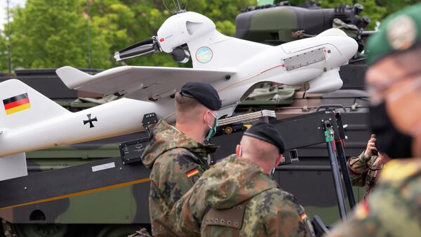 Soldiers of the German Federal Armed Forces Bundeswehr stand beside the Luna reconnaissance drone during a press presentation in the 37th armoured infantry regiment in Frankenberg, eastern Germany, Tuesday, May 26, 2020. (AP Photo/Jens Meyer) - Sputnik भारत