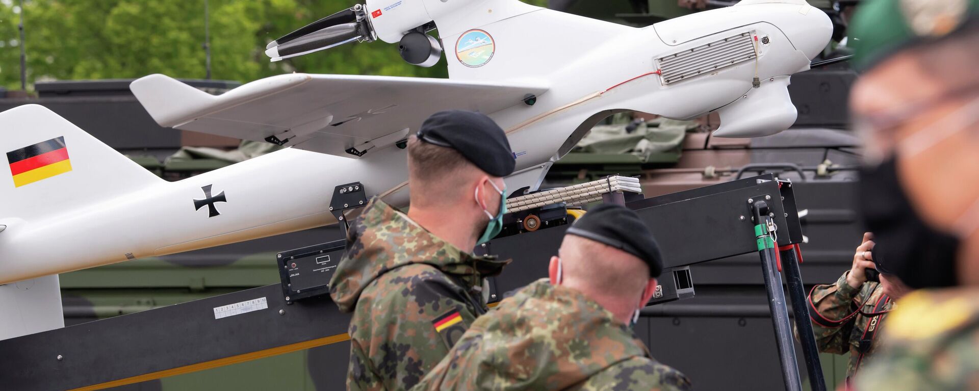 Soldiers of the German Federal Armed Forces Bundeswehr stand beside the Luna reconnaissance drone during a press presentation in the 37th armoured infantry regiment in Frankenberg, eastern Germany, Tuesday, May 26, 2020. (AP Photo/Jens Meyer) - Sputnik भारत, 1920, 13.08.2023