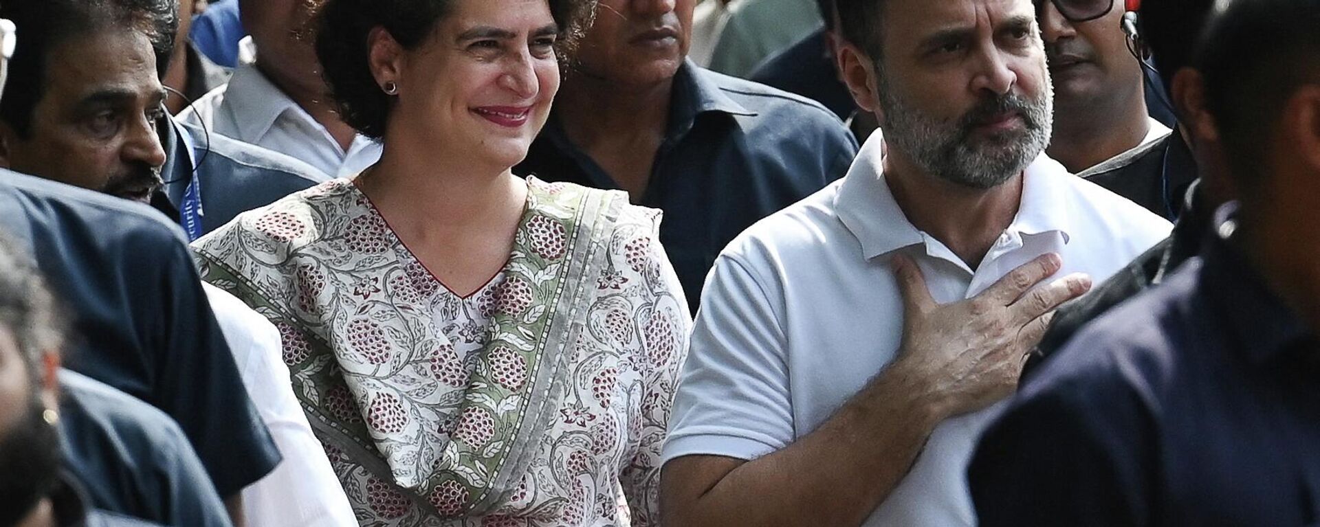 Congress party leader Rahul Gandhi (centre R) arrives with Priyanka Gandhi Vadra (centre L) at the party headquarters in New Delhi on August 4, 2023, after the Supreme Court suspended his defamation conviction. India's top court on August 4 suspended the defamation conviction of Rahul Gandhi, a decision that could pave the way for the senior opposition politician to return to parliament after his disqualification.  - Sputnik India, 1920, 20.08.2023