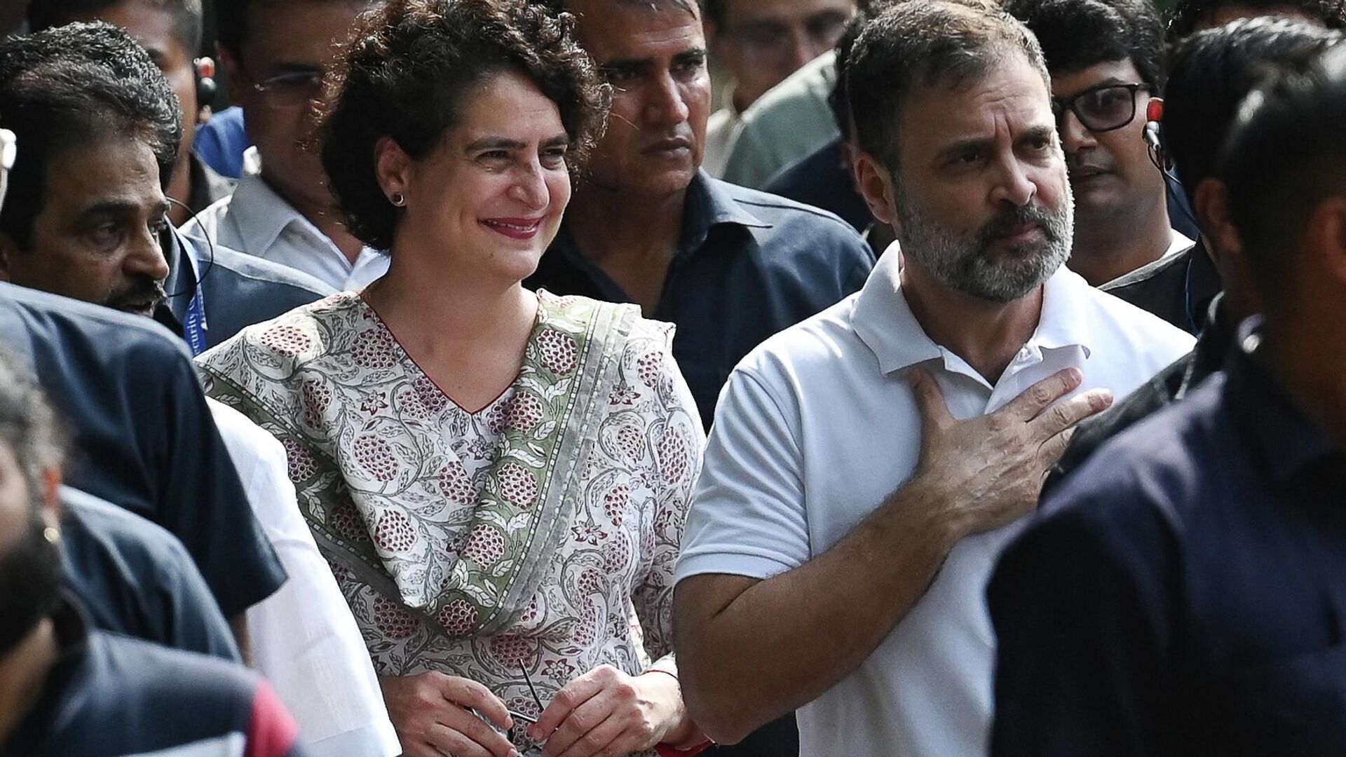 Congress party leader Rahul Gandhi (centre R) arrives with Priyanka Gandhi Vadra (centre L) at the party headquarters in New Delhi on August 4, 2023, after the Supreme Court suspended his defamation conviction. India's top court on August 4 suspended the defamation conviction of Rahul Gandhi, a decision that could pave the way for the senior opposition politician to return to parliament after his disqualification.  - Sputnik भारत, 1920, 07.09.2023