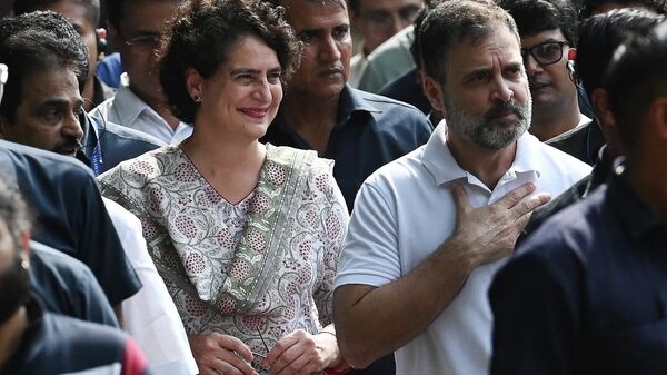 Congress party leader Rahul Gandhi (centre R) arrives with Priyanka Gandhi Vadra (centre L) at the party headquarters in New Delhi on August 4, 2023, after the Supreme Court suspended his defamation conviction. India's top court on August 4 suspended the defamation conviction of Rahul Gandhi, a decision that could pave the way for the senior opposition politician to return to parliament after his disqualification.  - Sputnik India
